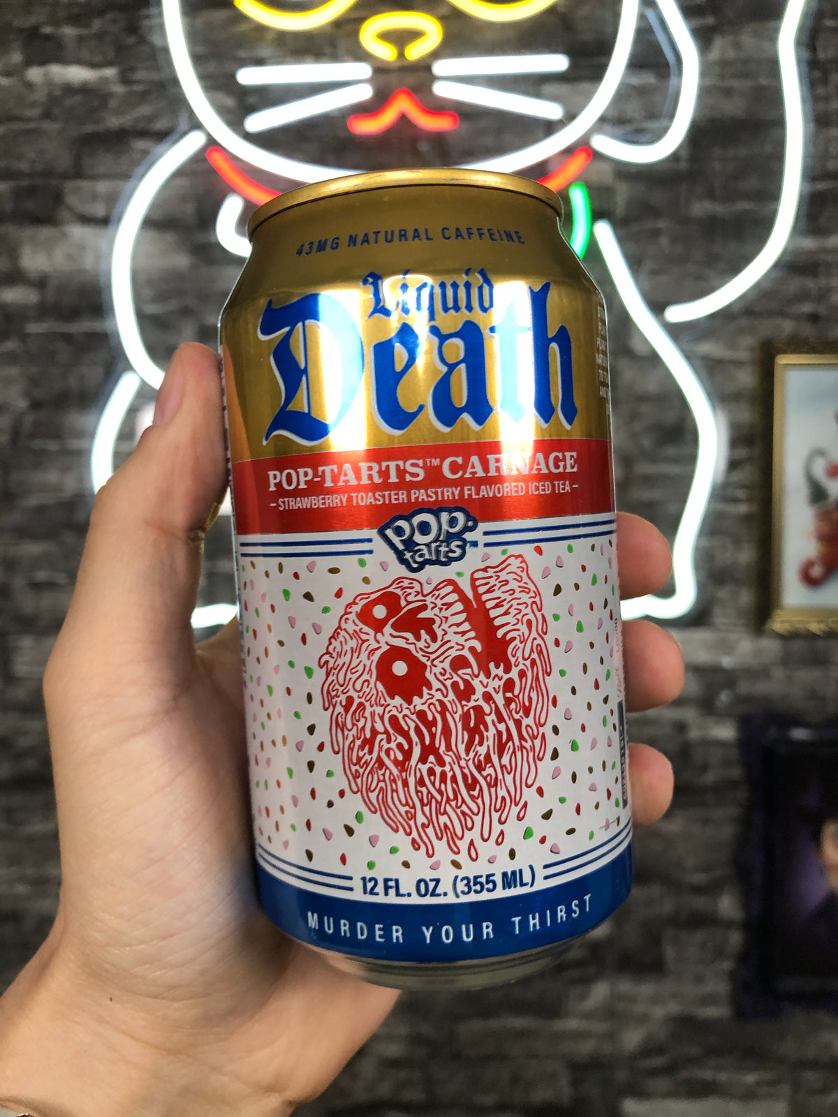 Té "Liquid Death" sabor Pop-Tarts Carnage